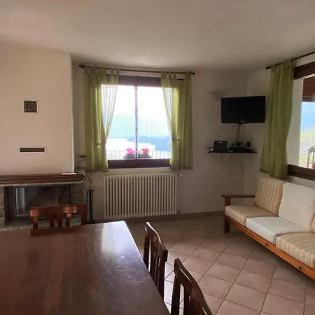 The Happy Rooster - With Big Garden *