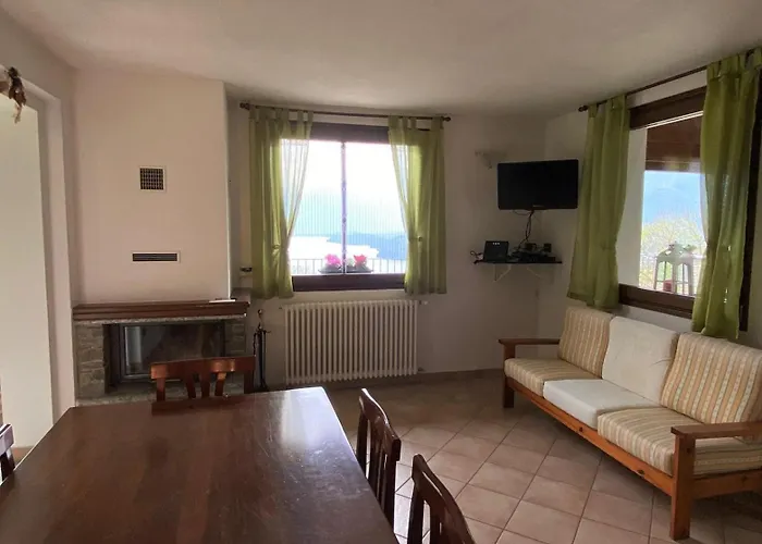 The Happy Rooster - With Big Garden *