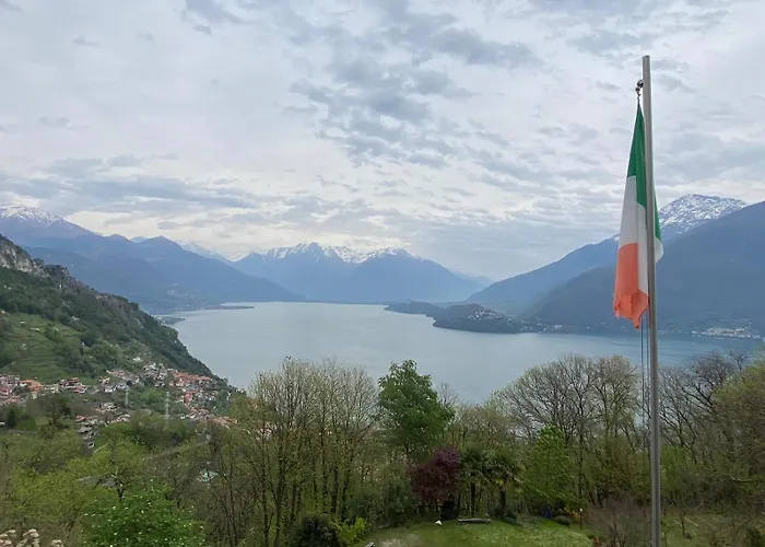 The Happy Rooster - With Big Garden *