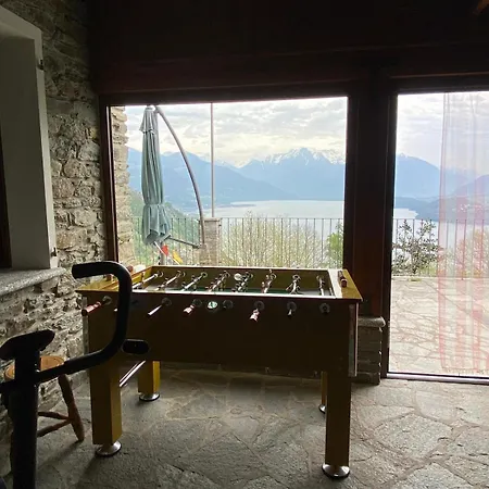 The Happy Rooster - With Big Garden Pianello Del Lario