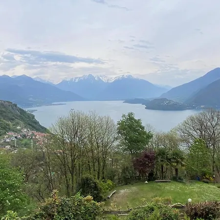 The Happy Rooster - With Big Garden Pianello Del Lario
