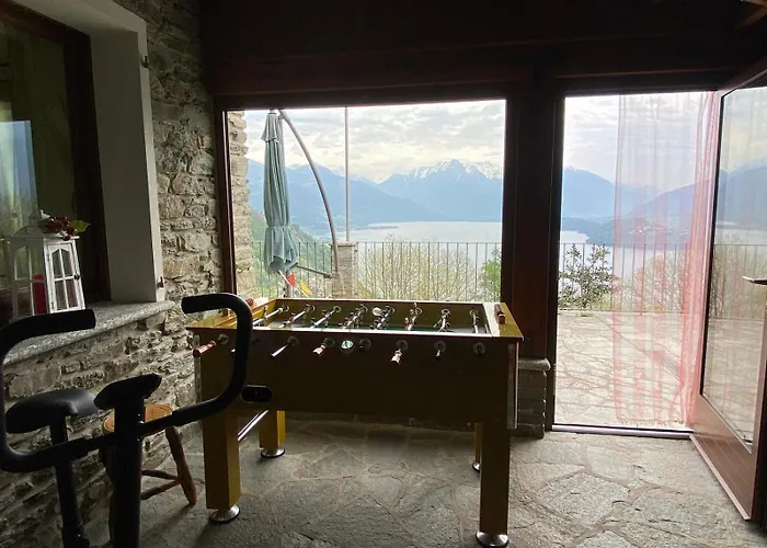 The Happy Rooster - With Big Garden Pianello Del Lario