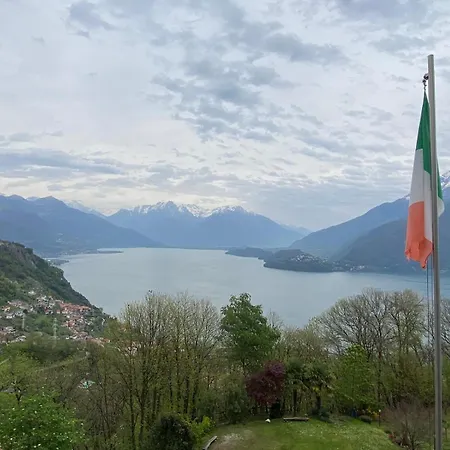 The Happy Rooster - With Big Garden *